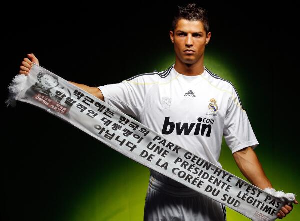 1theleft's tweet image. 세계적인 축구스타 호날두, 분노한 표정으로 박근혜 사퇴 요구! #패러디