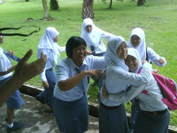 matauli13's tweet photo. nostalgia lagi @Joyceansada @ninasution @Lyapunya @auliya_unnisa http://t.co/AyFcrYTigm