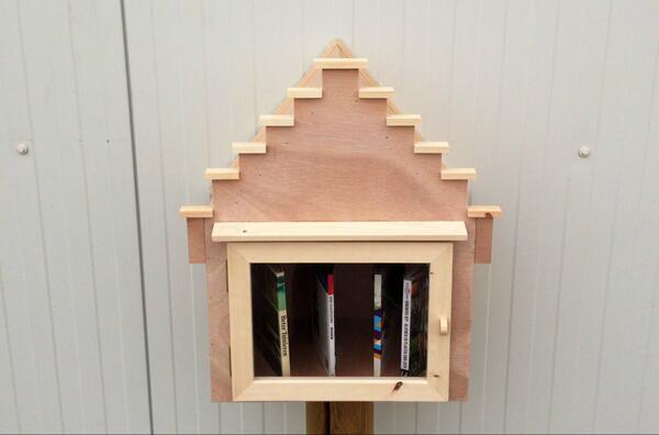 Amsterdams grachtenhuisje voor stichting Lezen in de maak. Deze week schilderen in de authentieke Amsterdamse kleuren