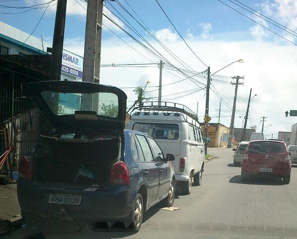 FlagrasTransito's tweet photo. Todos os dias carros e caminhões estacionam em local proibido ao longo de toda a Av. Sul @CTTU_RECIFE (FOTO 1) http://t.co/YNfoy91hm6