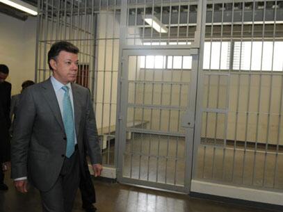 TeleTeleventas's tweet image. Así le gustaria tener el ex presidente Uribe a Juan Manuel Santos. Se le tiene la foto!!