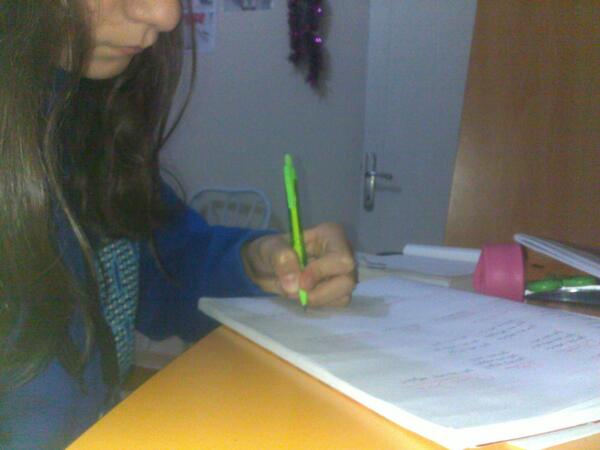 eyll_krdan's tweet photo. Ödev yaparkenee :) http://t.co/ex3rXskZ9d