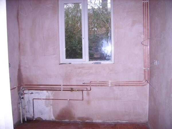 lorrainecfoster's tweet image. This is how it looked this morning with Gordon the gas man's wonderful copper pipework. Day 15 #GreatKitchenRevamp