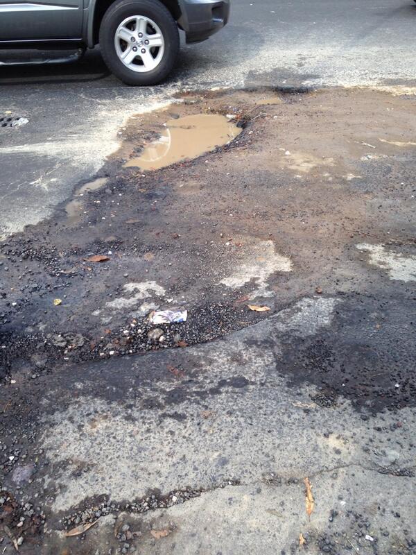 caav12's tweet photo. @maricelacj en días recientes "repararon" está fuga y bache en acoxpa y miramontes. Lleva así más de un mes. http://t.co/YRNEvLOeFz