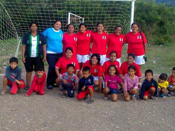 PRITUXTLA's tweet photo. @paulinaconde Madrina del quipo de fútbol Girls Star Rivera Guadalupe #prituxtla fomentando el deporte @ralbores http://t.co/ACCB0i0I6o