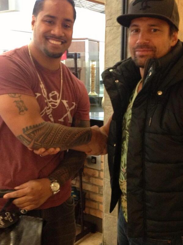 The brotherhood handshake! Cool meeting <a href="/manubennett/">Manu</a> big fan. #crixus #Spartacus