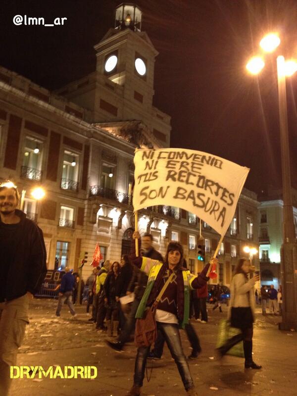 DRYmadrid's tweet photo. 20:35 #TuBasuraAlBanco #HuelgaBarrenderos #HuelgaJardineros Foto: @lmn_ar http://t.co/VfCw2HbZKQ