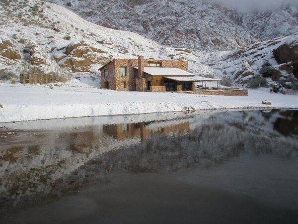 EstanciaUspa's tweet image. Vieja nevada en Uspallata, aca dejamos una foto de la casa frente al lago !