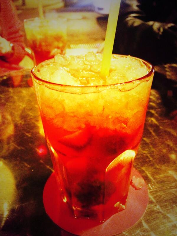 AnttoCaballero's tweet photo. Buenas formas de empezar la semana @adry_vlc @Laugadea7 @Lauracuberes @noeaparici @jaumetepascual #mojitos http://t.co/0FkvsOyyNQ