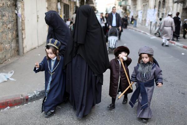 SafeensS's tweet photo. Jewish #Niqab- The frumka (meaning 'modesty') is increasingly worn by ultra-orthodox women  in Jerusalem. #hijab .. http://t.co/vMLU5wbbuL"