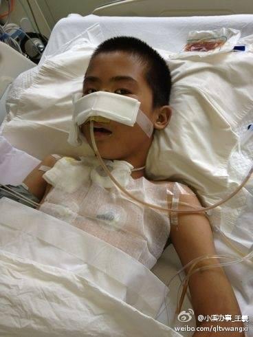 Ricki_MINAJ's tweet photo. PLEASE DON'T IGNORE THIS GOD, #Twitter Is Helping This Boy For EACH #ReTweet  Someone #ReTweet #Twitter Donate $1 http://t.co/B7ezO61lfE