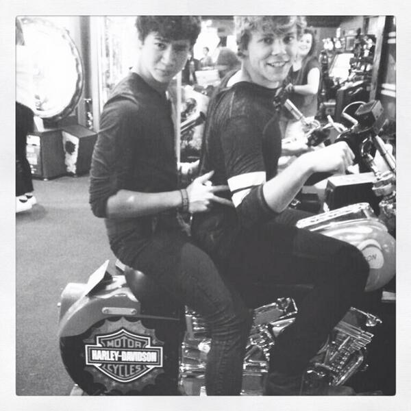 Ashton5SOS tweet picture