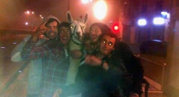 antena3com's tweet photo. #LoMasLeido: Detenidos 5 estudiantes por robar una llama de un circo y llevársela de fiesta
http://t.co/e9MiDcKxCZ http://t.co/tCBX1LqLk2