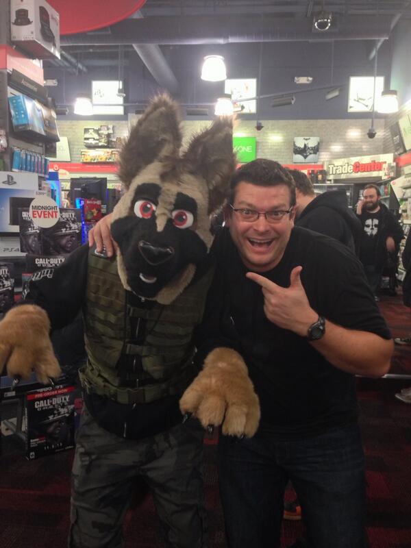 follioe's tweet photo. Riley showed up despite how busy he is right now! #GhostsLaunch http://t.co/D2OO6io2Sw