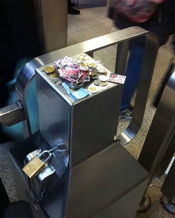 Okunakli's tweet photo. Kanada´da metro turnikeleri bozulduğu zaman -  Hayırlı insanlar #YeterinceVar http://t.co/Ddbih3OESY