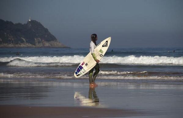 <a href="/ainaraymat/">ainara aymat</a> esperando a entrar en la manga que le dio el segundo puesto en el circuito #vasco, #surf #MonsterEnergy