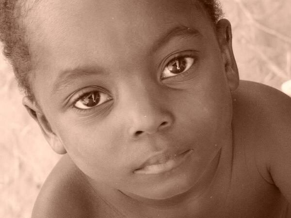 Deze lieve schat is blij dat ze eten, onderwijs en zorg krijgt. #hoveraid helpt!