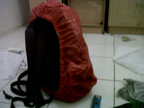AzharuddinLubis's tweet photo. Jual Jas Hujan buat Tas, all size, biru, abu2,merah. Ayo selamatkan laptop anda :D http://t.co/9wN5Lg1VHB