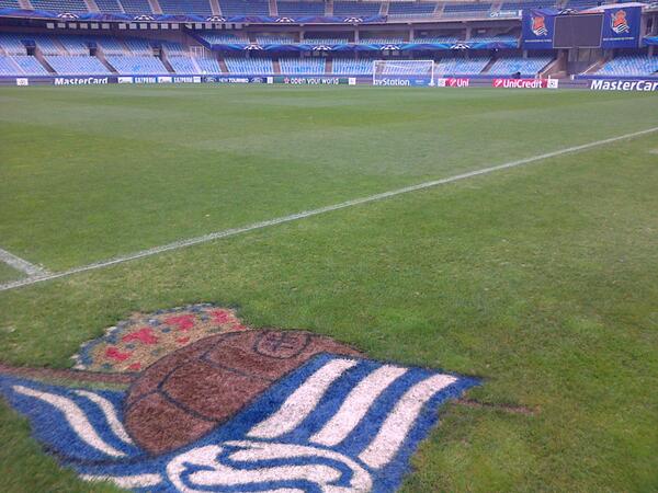RealSociedad's tweet photo. Todo listo para recibir esta noche al @ManUtd en el Estadio de Anoeta #UCL #RealSociedad http://t.co/oJeBAZaaAf