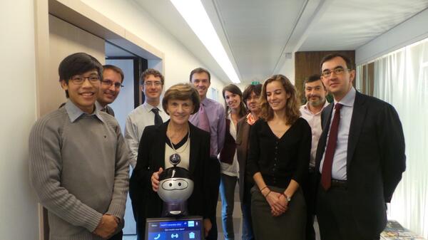 \o/ @BertrandDubois est sur twitter! RT @micheledelaunay: Un nouveau collab au cabinet [..] petit robot kompaï  ! ”
