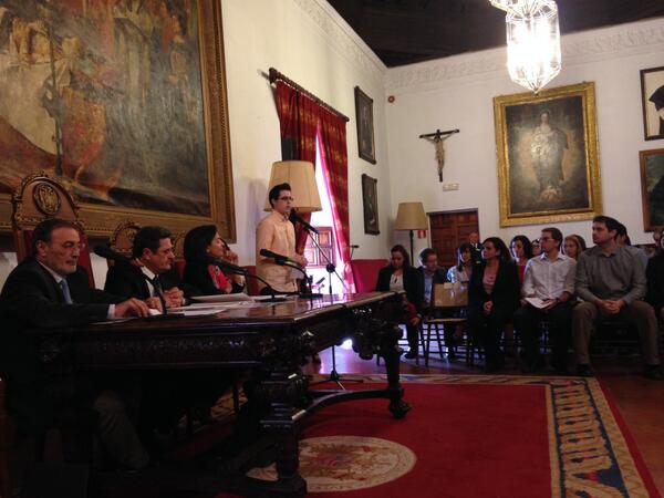 FAJEnetwork's tweet photo. Entrega del segundo premio del "III Concurso de Emprendimiento de la UGR", modalidad Junior Empresa @AFPE_JE http://t.co/562oSI6EK9
