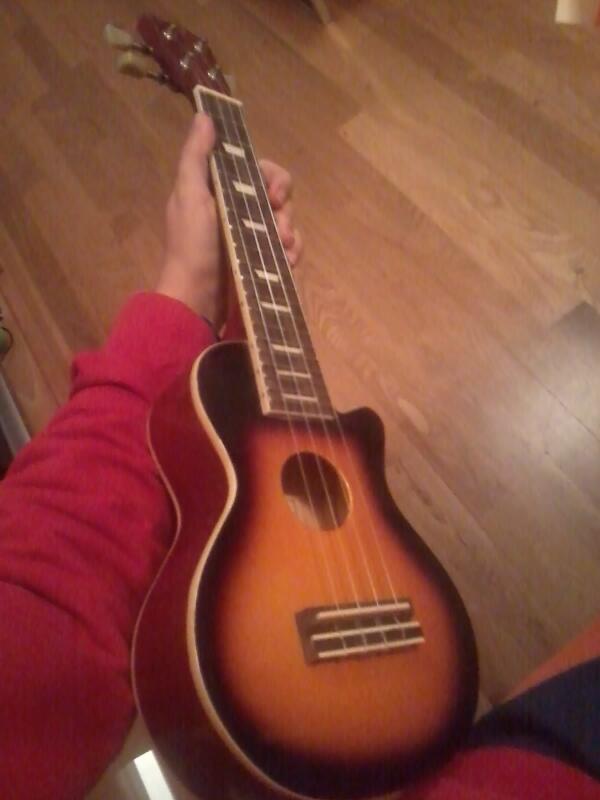 twitteandoStar's tweet photo. Aprendiendo a tocar el ukelele!!! :) #autodidacta http://t.co/HBl20skxHE