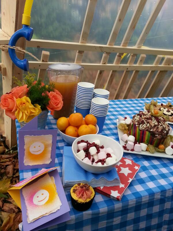 Bromley_by_Bow's tweet photo. Thanks @A_R_T_E_A_S_T for the firework cakes and for helping us to make these smiley cards! Now who to send them to? http://t.co/mKawdGrG8n