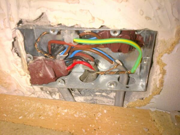 DMGelectric's tweet photo. @proelectrician this was lerking behind a cooker! Not even a grommet insight! #costmoretogetfixed http://t.co/L5PiNXNmIt