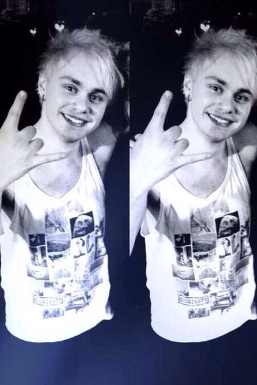 5SOSFAMColombia's tweet photo. (1/2) Michael ❤️ asdfghkl MIKEEEE 😍 -Nirvashton http://t.co/Lh35tRp9ls
