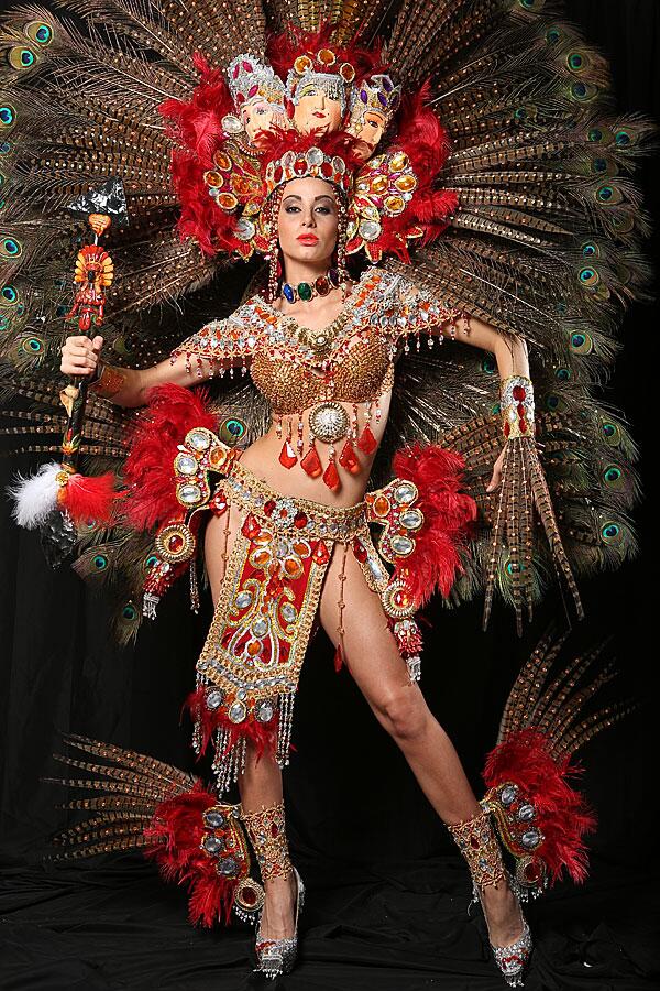 MissNicaraguaof's tweet photo. ¡Felicidades a Bismarck Martínez, diseñador del Traje Nacional ganador del primer lugar en #MissUniverse2013! http://t.co/EBty1qft5L