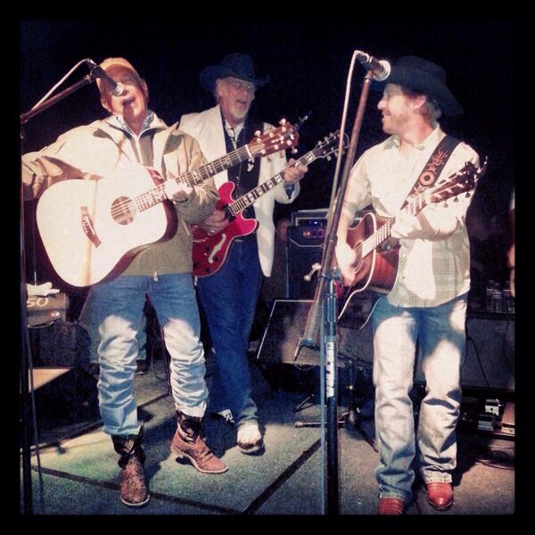 kyle_park's tweet photo. Singing with @GeorgeStrait and @AATW1969, raising money for @Fehertwit #TroopsFirstFoundation @tapatiosprings. http://t.co/vmXhaKp5VN
