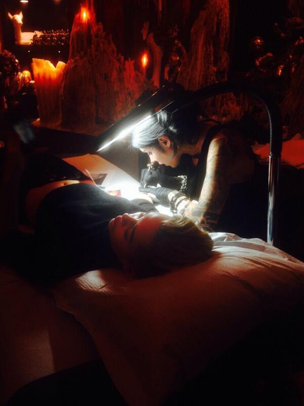 miley's tweet photo. @thekatvond you da 💩💩💩 http://t.co/3q0nnMu78J