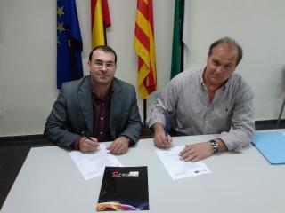 Momento de la firma del convenio como Proveedor Oficial del <a href="/jovesanvicente/">C.D. Español de San Vicente</a> Creadis siempre con el deporte.