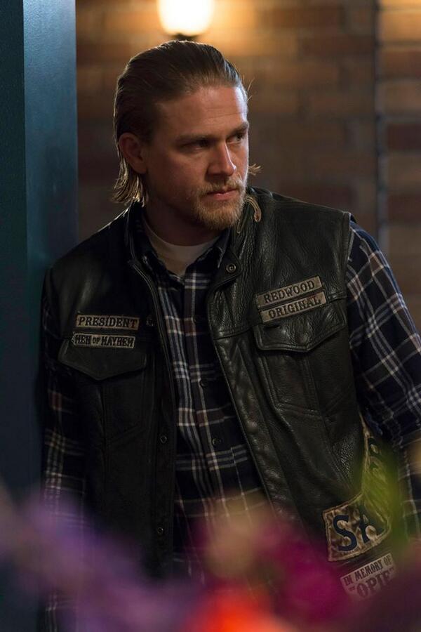 SonsofAnarchy's tweet photo. Tonight, all eyes are on Jax as he uncovers new secrets that turn his world upside down. #SOAFX. http://t.co/8gZtopQcS6