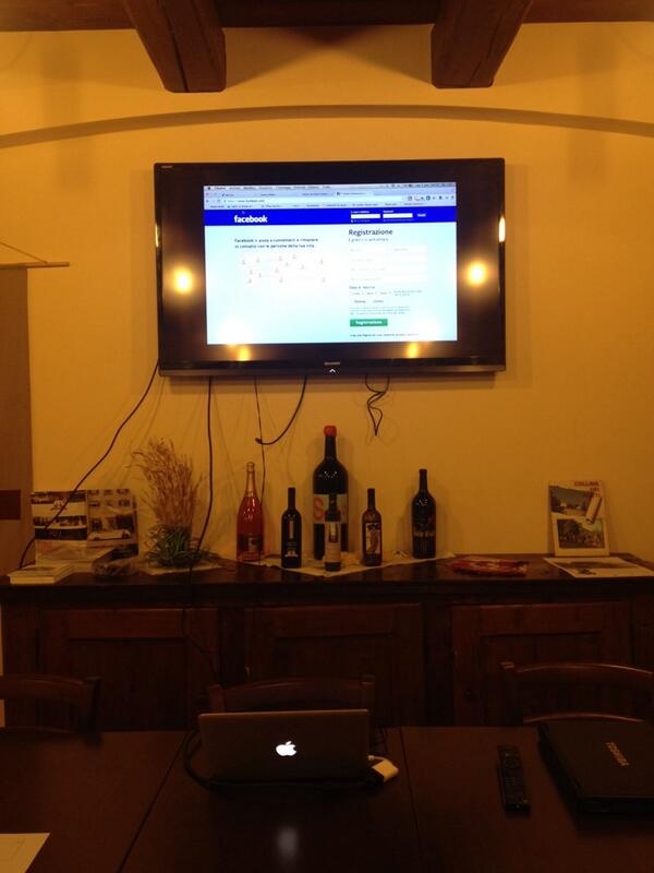 StradaViniRn's tweet photo. Inizia il corso di social media .. stasera si parla di #facebook @CollinadeiPoeti http://t.co/n4tYps0Wnd