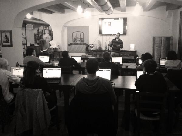 CollinadeiPoeti's tweet photo. @StradaViniRn ecco la classe che segue la lezione http://t.co/BBWEdLK0vt