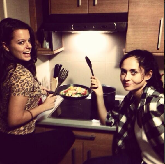 FDLT2's tweet photo. Que bonito detalle tienen de hacerle la cena al Teniente JAJAJAJA #Crisabel @torreBe @Bertahernandezh @jose_sospedra http://t.co/QLT4kSzhqz