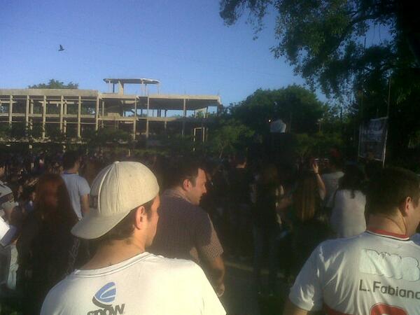 BruReale's tweet image. Acustico de Piti Fernández, el cantante de las Pastillas del Abuelo en #PerioUNLP