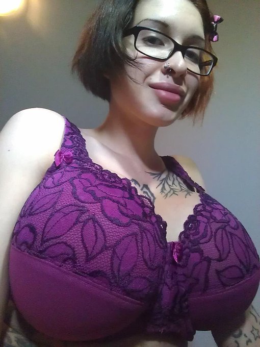 Mfc time! #sexy #pink #rasberry #lingerie #bigboobs #glasses #tattoos #cute http://t.co/hdNmDFUCd2