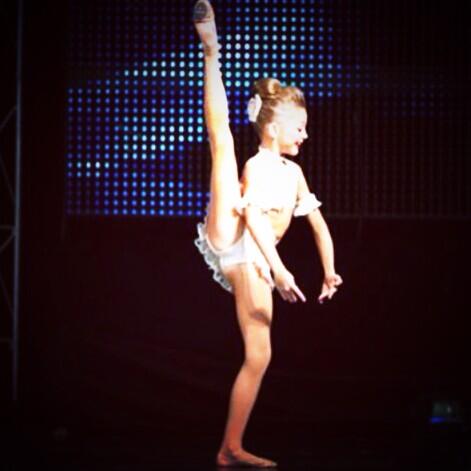 Absolutely adore this <a href="/Freshfacesbrynn/">Brynn Rumfallo</a> solo,she's so graceful. Can't even imagine her solos this season😍 <a href="/Alexaakayy/">Alexa Moffett</a>