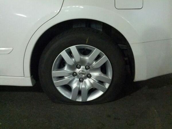 alwaysPeachey's tweet image. I wonder how long it will take before management does something about this flat #threeweeksandcounting