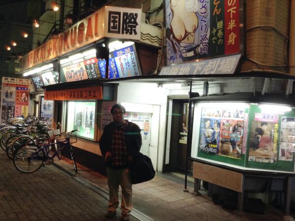 sagaehiroshi's tweet photo. パシフィックリム看板画像が100ＲＴされて吃驚。追加で「俺 in 新世界国際シャッタードーム」画像を。 http://t.co/3PUBwgePNk