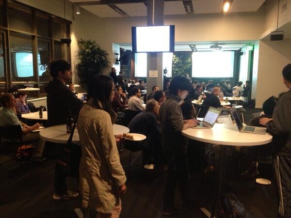 jugyo's tweet photo. おや、真ん中に映っているのは、 RT @docker: Full house at the @docker workshop #2 hosted by @twitter #dockerworkshop http://t.co/I0sxKqMDgJ
