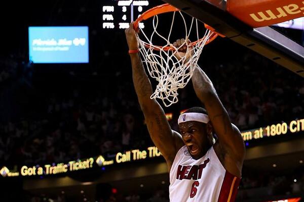 BasKetBalleros's tweet image. @KingJames se convirtió hoy en el 5to jugador en la historia de la #NBA en marcar +10pts en 500 juegos consecutivos.