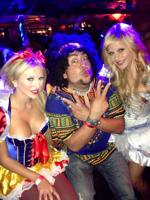 Had the best company on Halloween! Love you kids! @RealMrMayhem @PlaymateKhloe 
#Friends #Happiness #Playboy