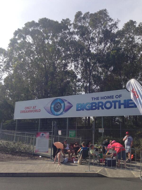 TimBBAU09's tweet photo. We're here at Dreamworld for the Big Brother finale! We can't wait to see our mate, Tim! #bbau #teamtim http://t.co/8HkTnfSh7p