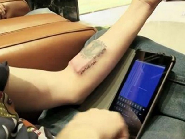 Tintan2911's tweet photo. Como ha cambiado mi país en 40 años. "Biohacker instala sensor en su brazo para medir signos vitales". #Redacción1 http://t.co/aFcFWcdKq0