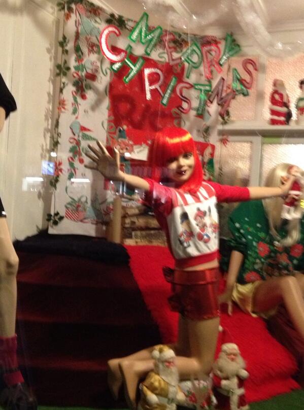 Clean16Mission's tweet image. We always love the window displays at our happy shopping place, #IdolVintage 😊❤