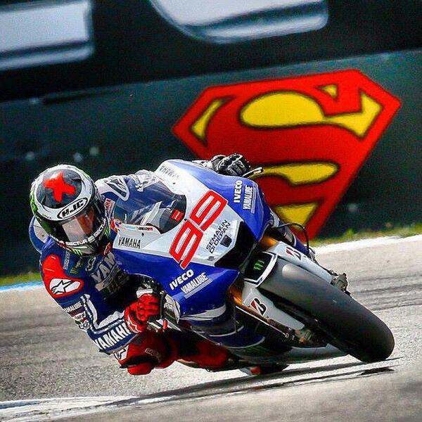 JesSanSan's tweet photo. Gane o pierda esta temporada de MotoGP @lorenzo99 ha llevado al extremo la filosofía del "never give up". Gracias #99 http://t.co/CzSkbMZ7wX