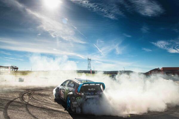RedPositivo's tweet photo. En el minuto 4.40¨ las dos mangas de Ken Block contra Nani Roma, se le caló a Block el coche?

http://t.co/dhqcc0bCLz http://t.co/cDViZrkRtk
